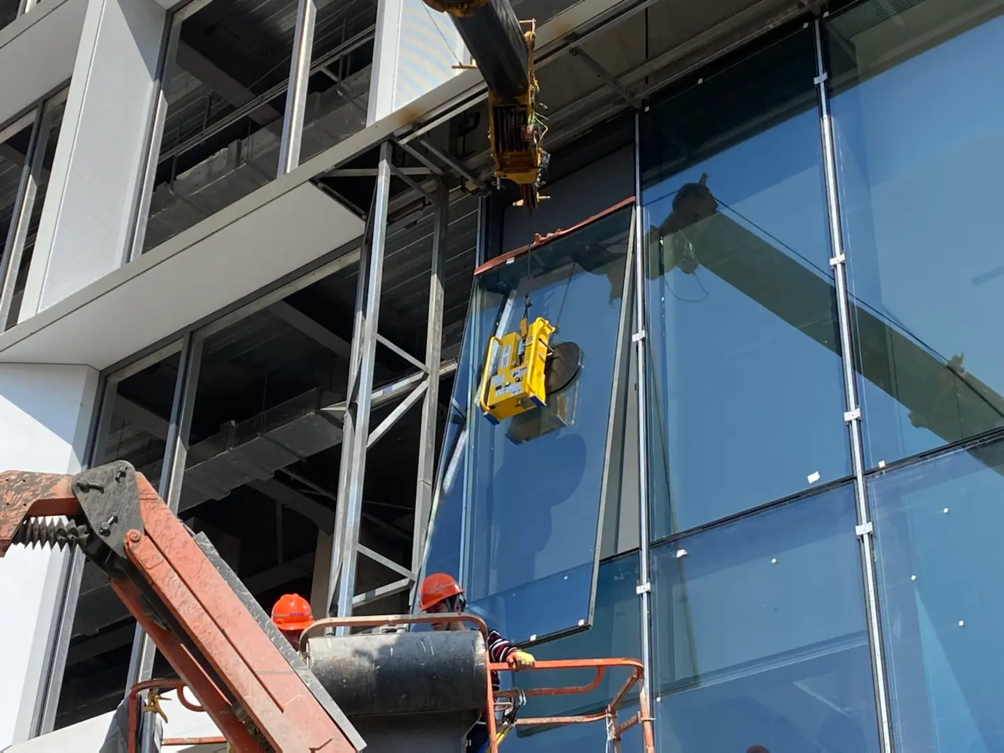 Cordless glass suction lifter for commercial shopfront glazing and 1500kg electric glass lifter for skylight installation with BILLIONS LIFTER battery-operated glass vacuum handling system for atrium glazing